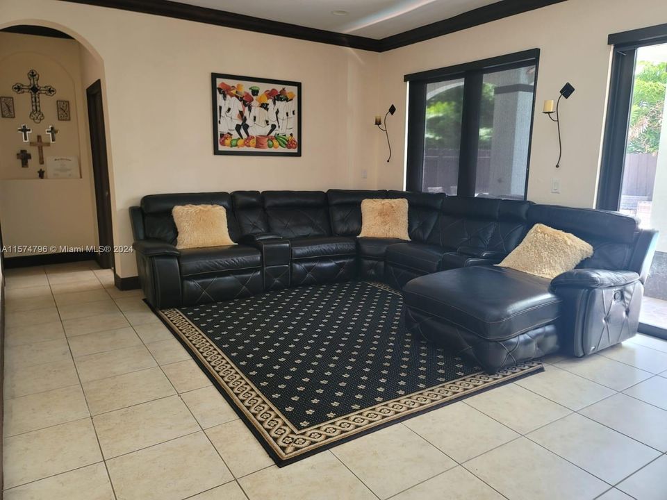 Recently Rented: $6,500 (5 beds, 4 baths, 3210 Square Feet)