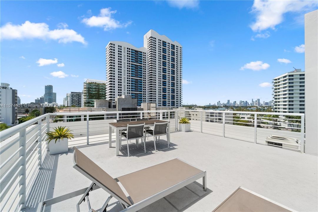 For Sale: $1,150,000 (2 beds, 2 baths, 1166 Square Feet)
