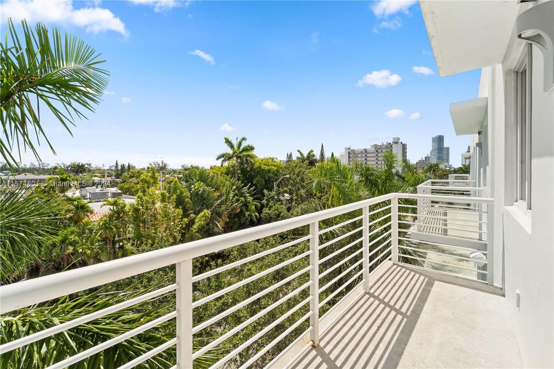 For Sale: $1,150,000 (2 beds, 2 baths, 1166 Square Feet)