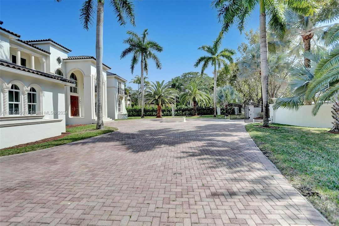 For Sale: $4,987,000 (6 beds, 7 baths, 6020 Square Feet)