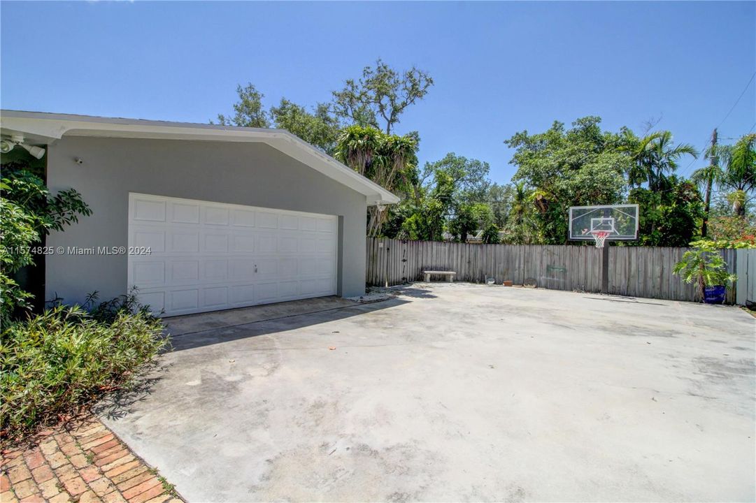 Active With Contract: $9,300 (4 beds, 3 baths, 2210 Square Feet)