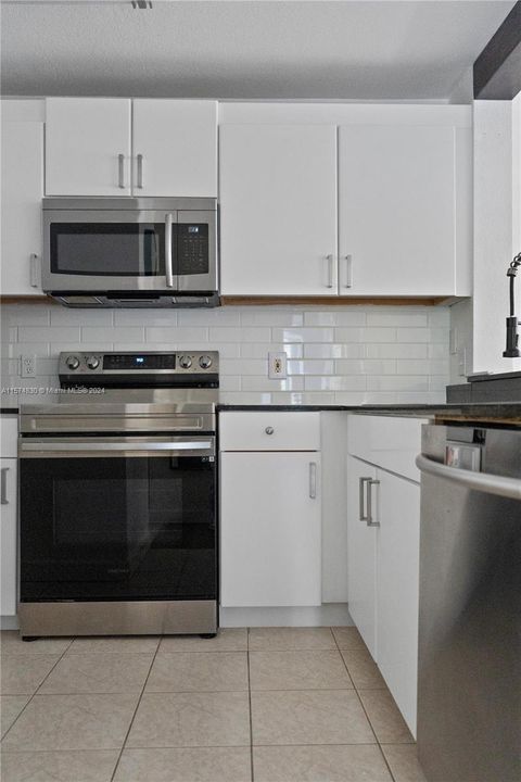 For Rent: $2,350 (2 beds, 2 baths, 989 Square Feet)