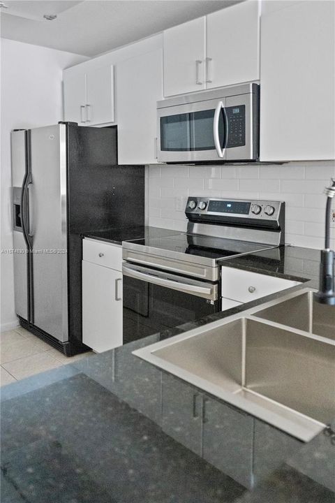 For Rent: $2,500 (2 beds, 2 baths, 989 Square Feet)