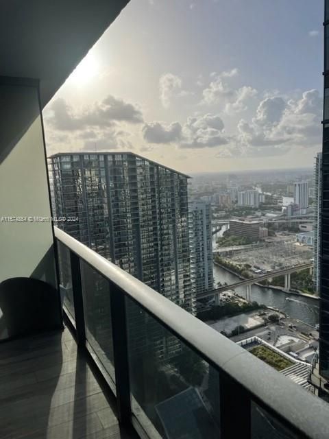 For Sale: $740,000 (1 beds, 2 baths, 881 Square Feet)