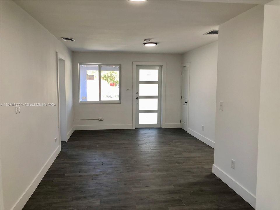 Active With Contract: $2,500 (3 beds, 2 baths, 943 Square Feet)