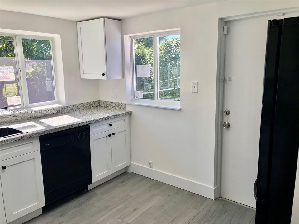Active With Contract: $2,500 (3 beds, 2 baths, 943 Square Feet)