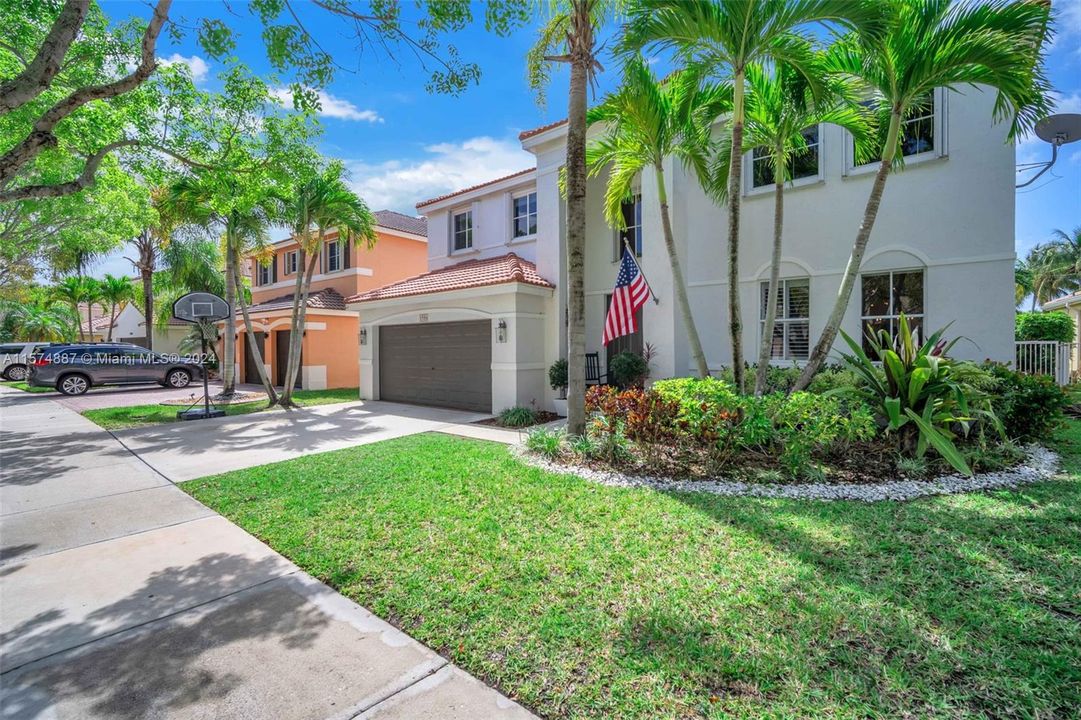 Active With Contract: $7,900 (6 beds, 4 baths, 3071 Square Feet)