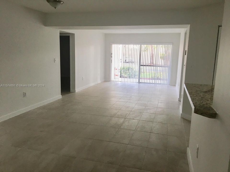 Recently Rented: $2,400 (2 beds, 2 baths, 950 Square Feet)