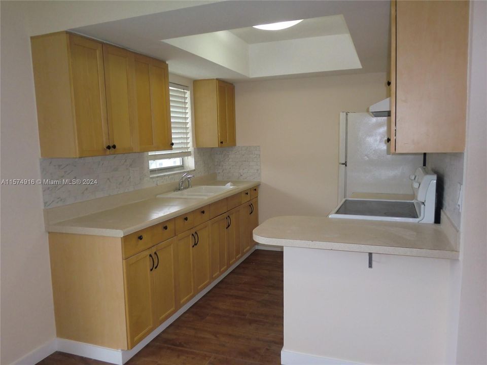 For Rent: $1,750 (1 beds, 1 baths, 738 Square Feet)