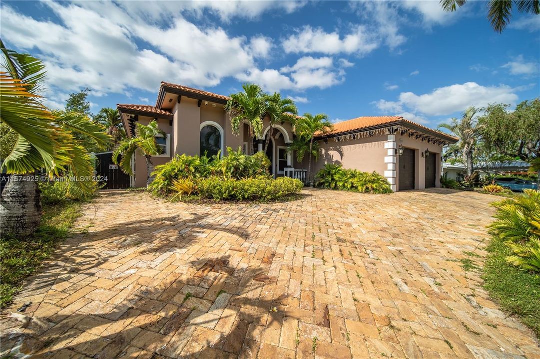 For Sale: $2,999,999 (5 beds, 4 baths, 3207 Square Feet)