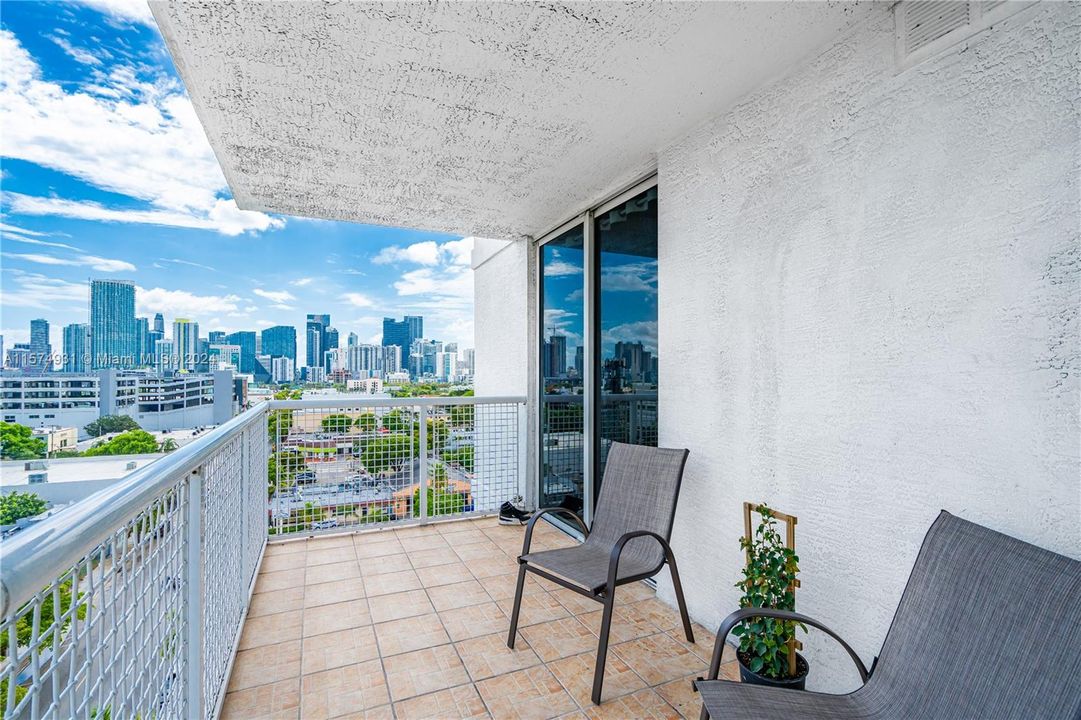 For Sale: $429,900 (2 beds, 2 baths, 893 Square Feet)