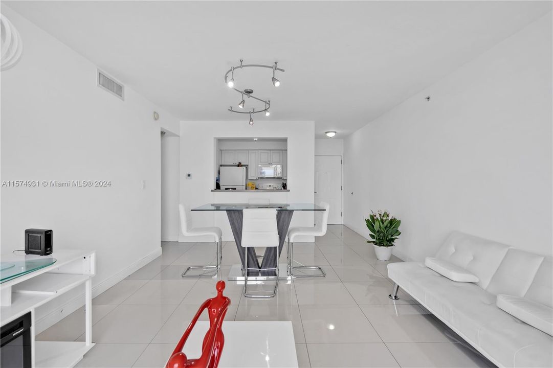For Sale: $399,900 (2 beds, 2 baths, 893 Square Feet)