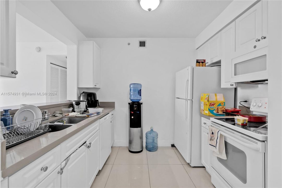 For Sale: $429,900 (2 beds, 2 baths, 893 Square Feet)