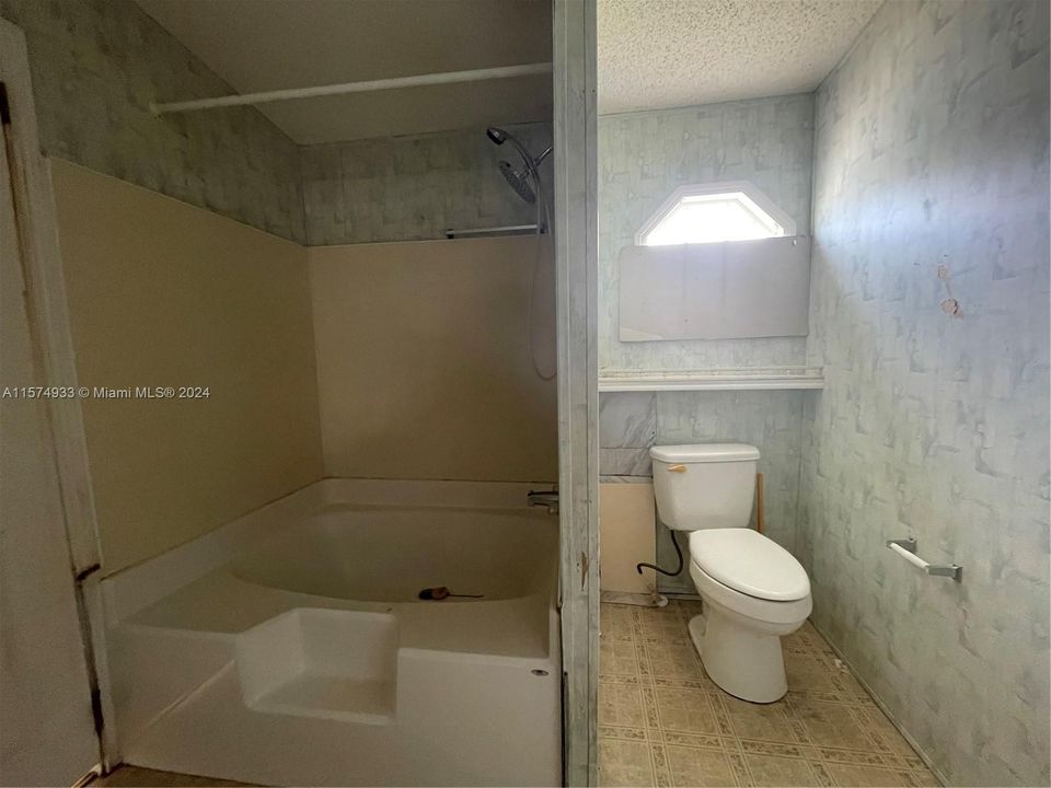 Под контрактом: $2,350 (3 спален, 2 ванн, 1215 Квадратных фут)