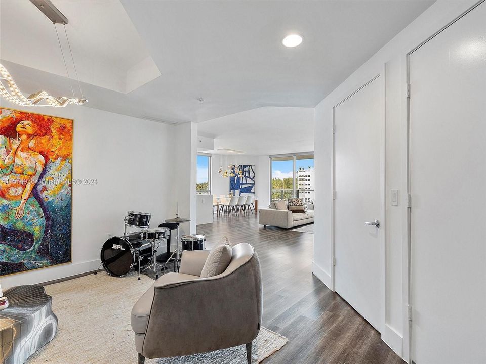 For Sale: $1,255,000 (2 beds, 2 baths, 1957 Square Feet)