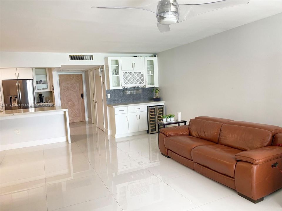 Recently Rented: $4,100 (2 beds, 2 baths, 1380 Square Feet)