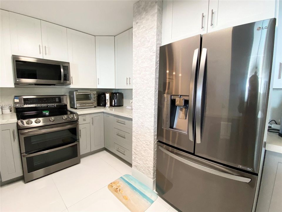 Recently Rented: $4,100 (2 beds, 2 baths, 1380 Square Feet)