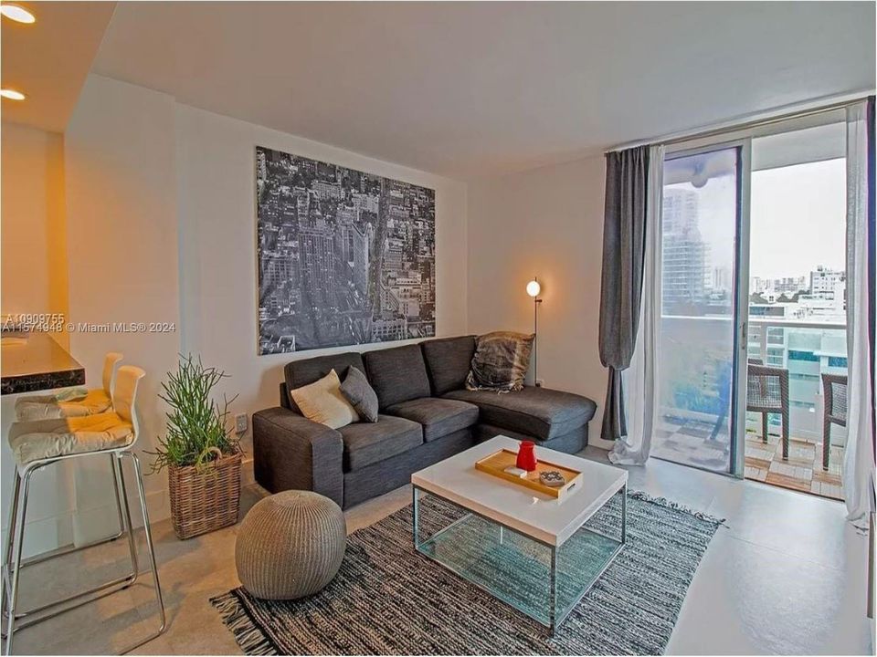 Active With Contract: $2,500 (1 beds, 1 baths, 576 Square Feet)