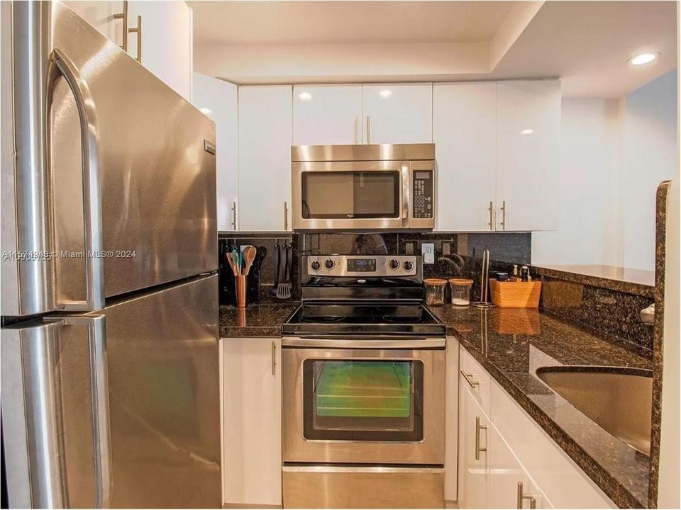 Active With Contract: $2,500 (1 beds, 1 baths, 576 Square Feet)