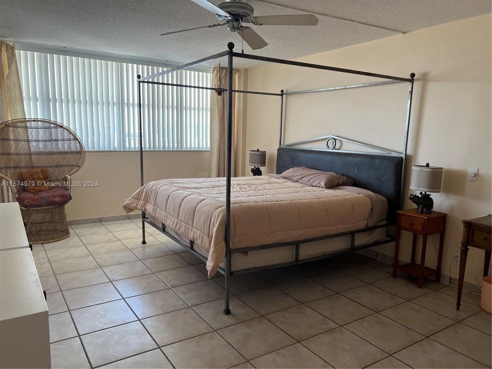 For Rent: $2,300 (1 beds, 1 baths, 982 Square Feet)