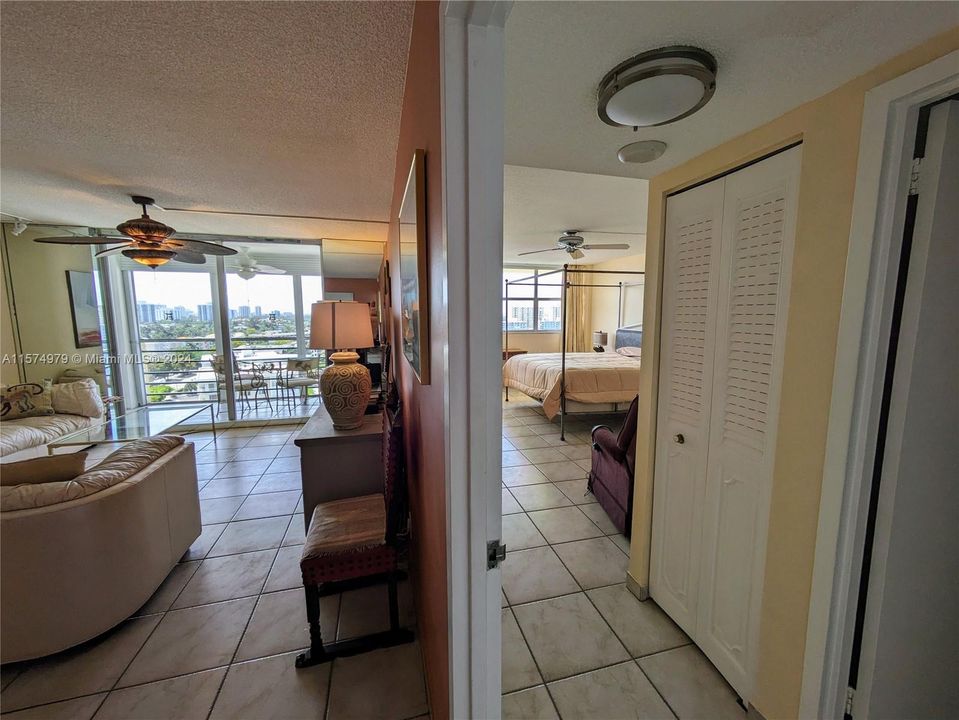 For Rent: $2,300 (1 beds, 1 baths, 982 Square Feet)