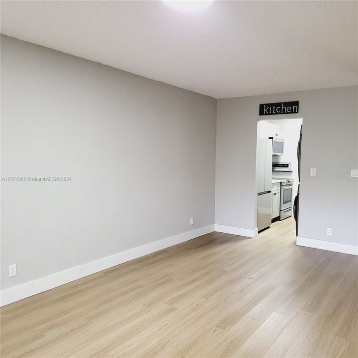 For Sale: $149,937 (1 beds, 1 baths, 690 Square Feet)
