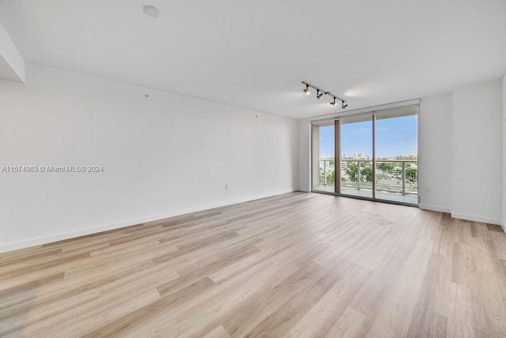 Active With Contract: $3,616 (1 beds, 1 baths, 851 Square Feet)