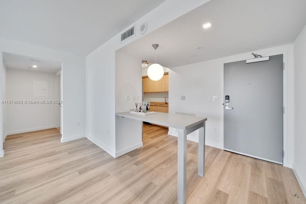 For Rent: $3,655 (1 beds, 1 baths, 851 Square Feet)