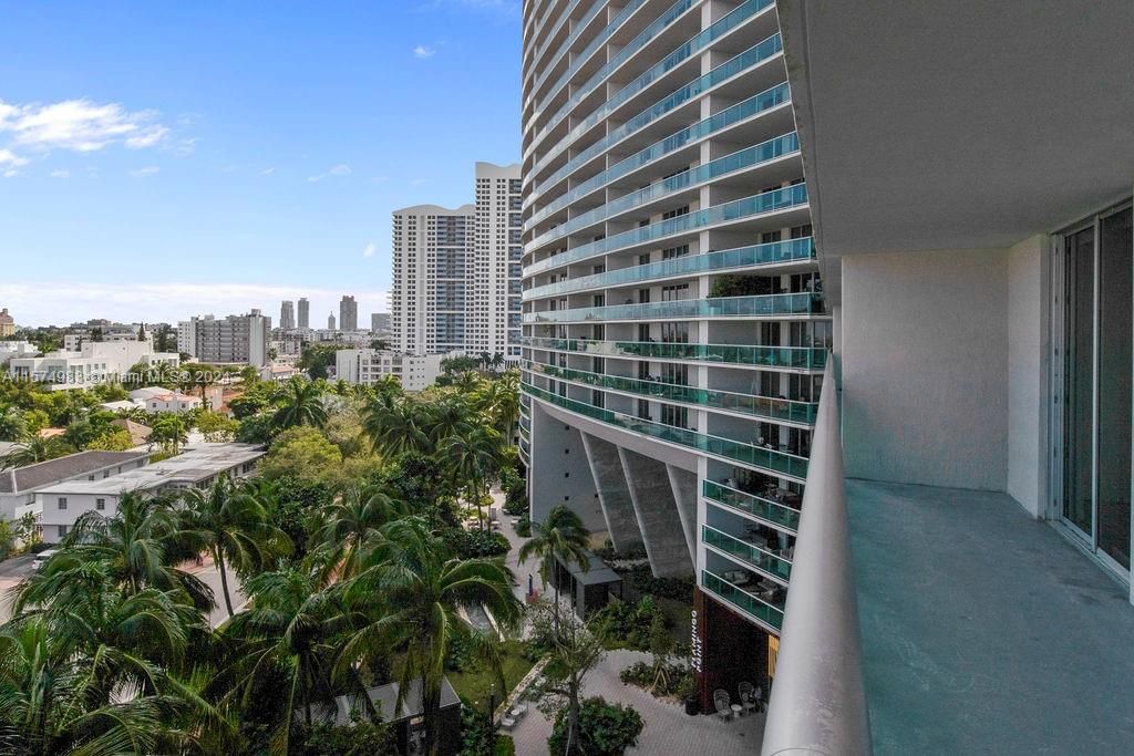 Active With Contract: $3,616 (1 beds, 1 baths, 851 Square Feet)