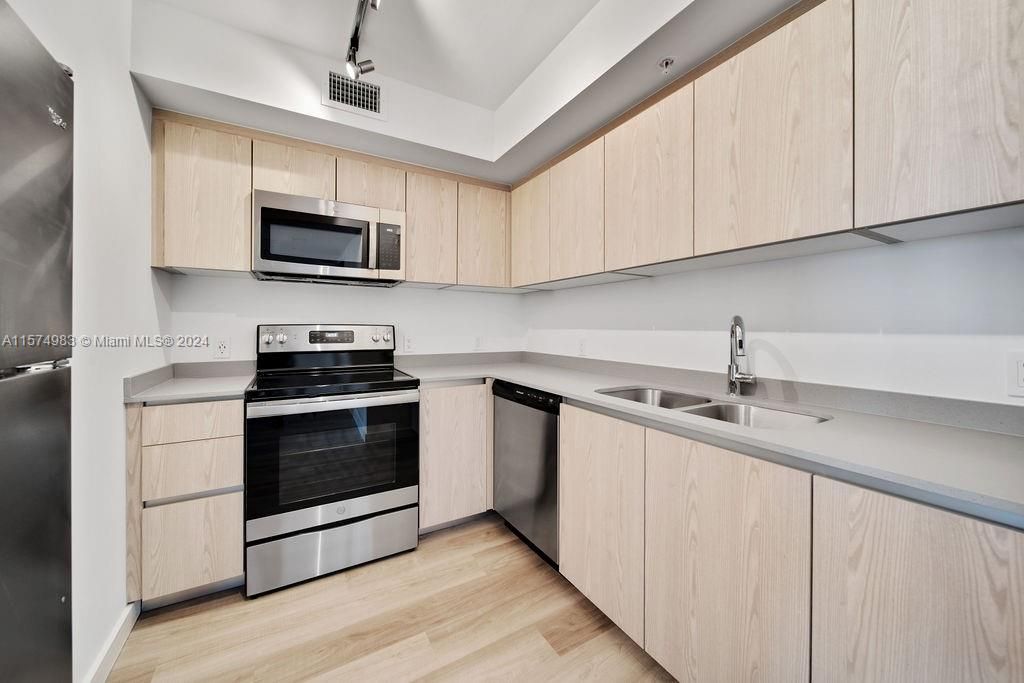 For Rent: $3,655 (1 beds, 1 baths, 851 Square Feet)