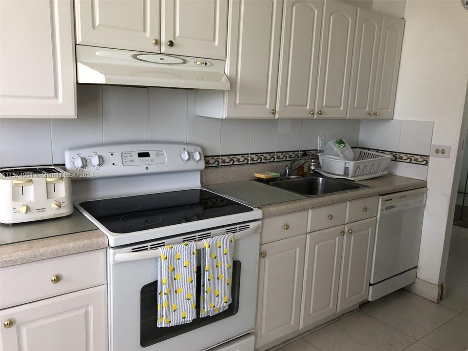 Recently Rented: $3,900 (2 beds, 2 baths, 1155 Square Feet)