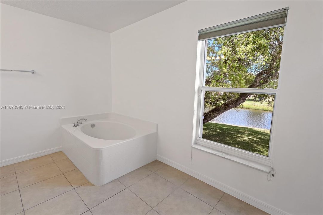 待售: $750,000 (6 贝兹, 4 浴室, 3952 平方英尺)