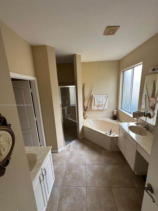 待售: $360,000 (4 贝兹, 2 浴室, 1741 平方英尺)
