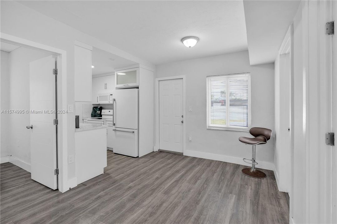 For Sale: $280,000 (2 beds, 1 baths, 649 Square Feet)