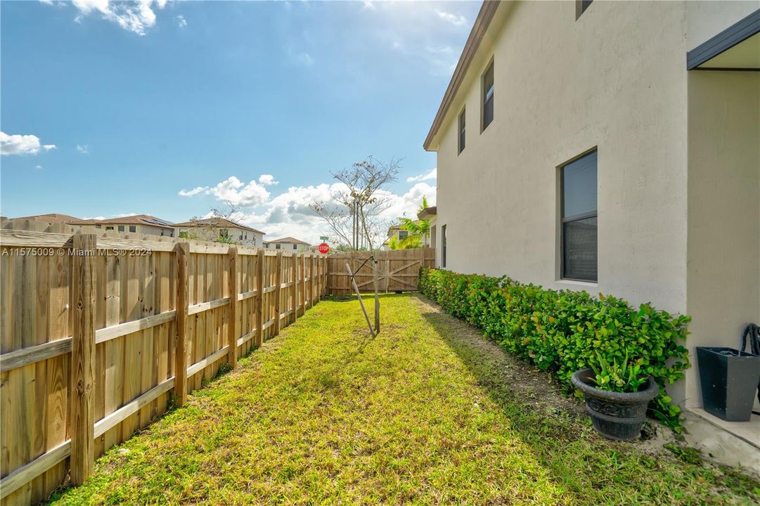 Active With Contract: $599,999 (3 beds, 2 baths, 2409 Square Feet)