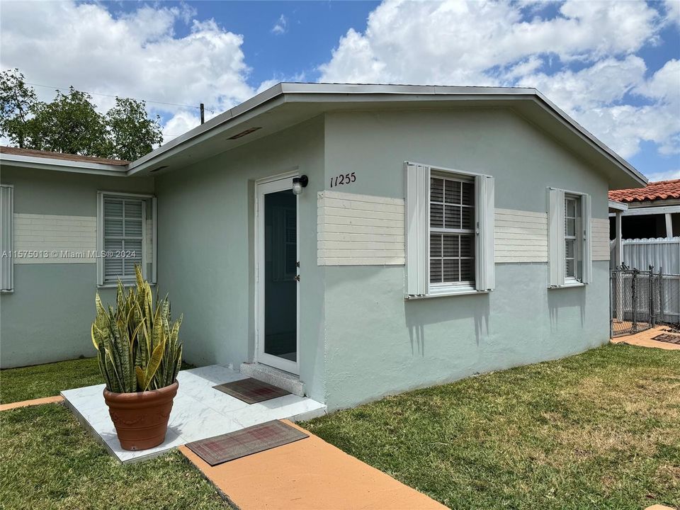 Recently Rented: $3,200 (3 beds, 2 baths, 1000 Square Feet)