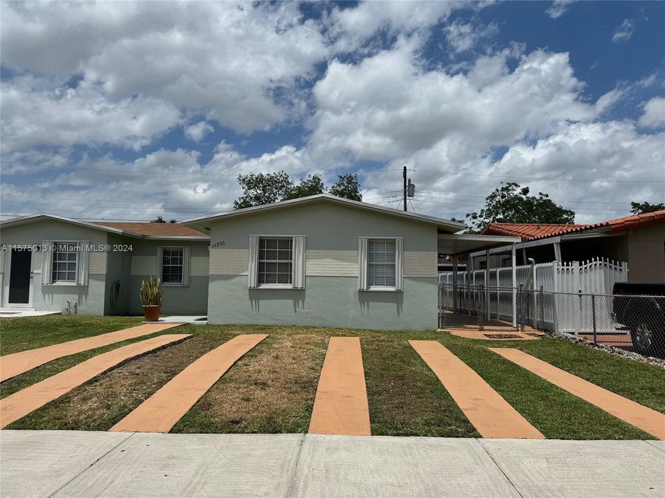 Recently Rented: $3,200 (3 beds, 2 baths, 1000 Square Feet)