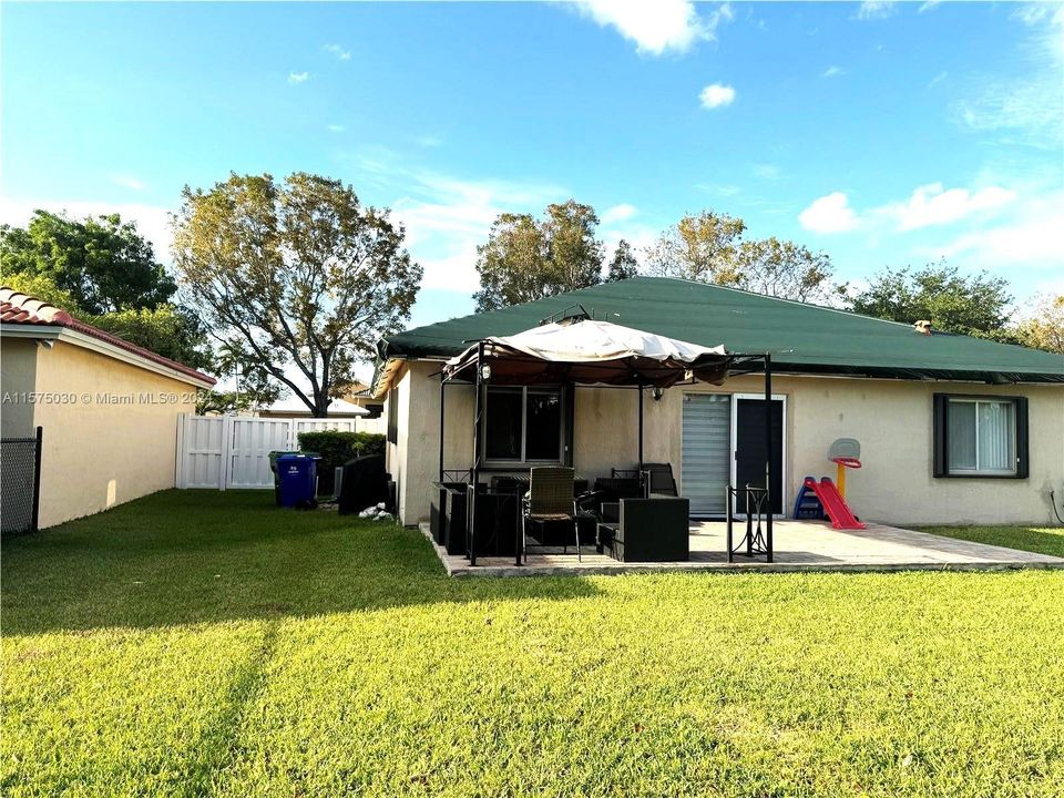 Active With Contract: $3,200 (3 beds, 2 baths, 1252 Square Feet)