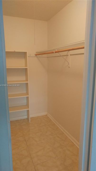 For Rent: $1,950 (1 beds, 1 baths, 700 Square Feet)