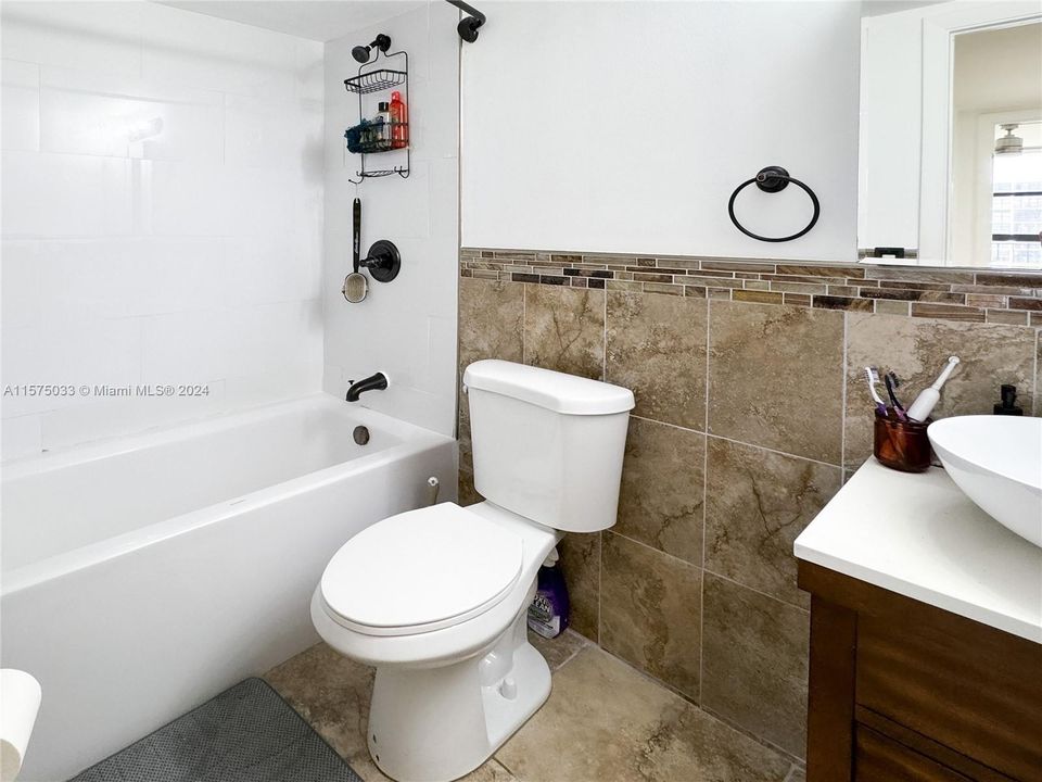 For Sale: $295,000 (1 beds, 1 baths, 915 Square Feet)