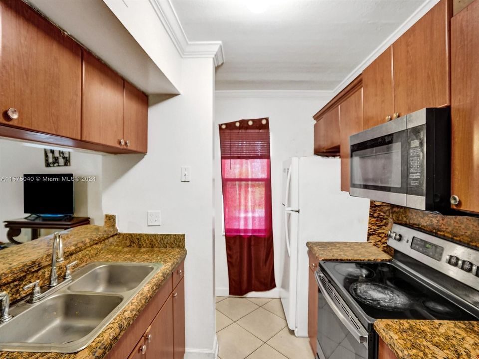 For Sale: $235,000 (3 beds, 2 baths, 950 Square Feet)