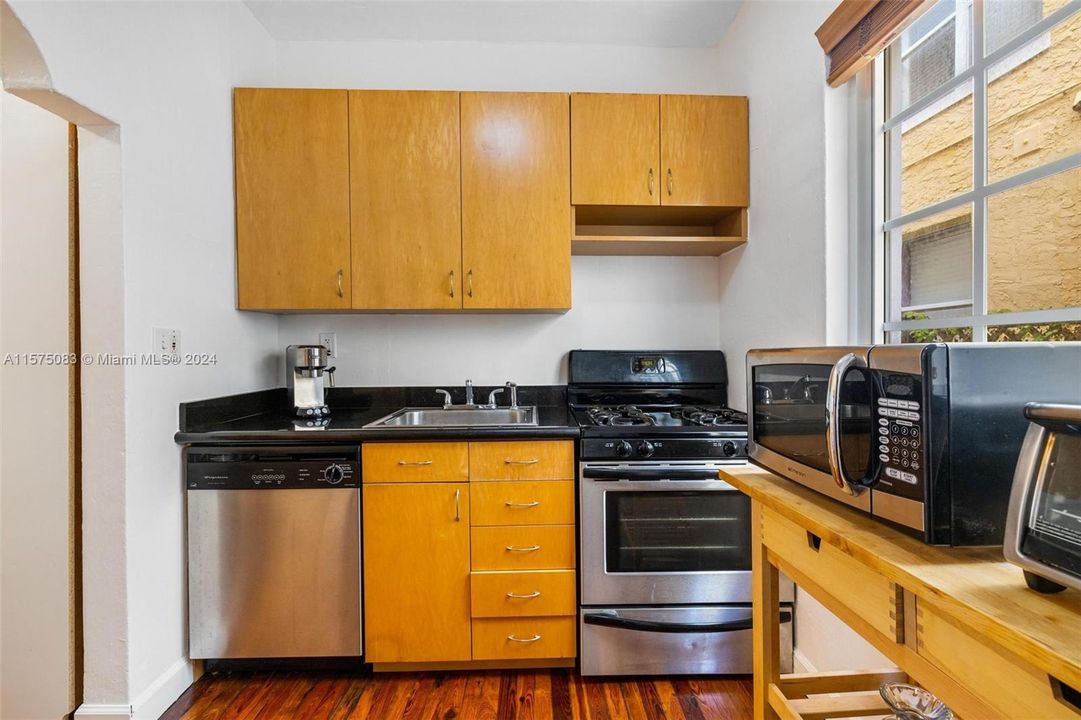 For Rent: $2,650 (1 beds, 1 baths, 700 Square Feet)