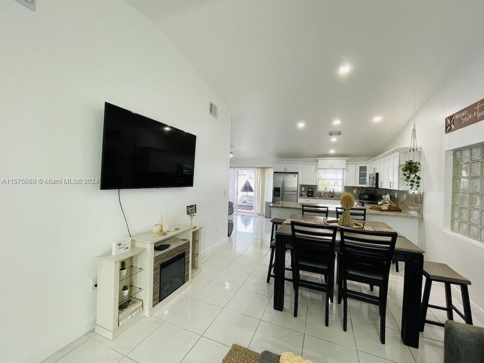 Active With Contract: $599,900 (3 beds, 2 baths, 1515 Square Feet)
