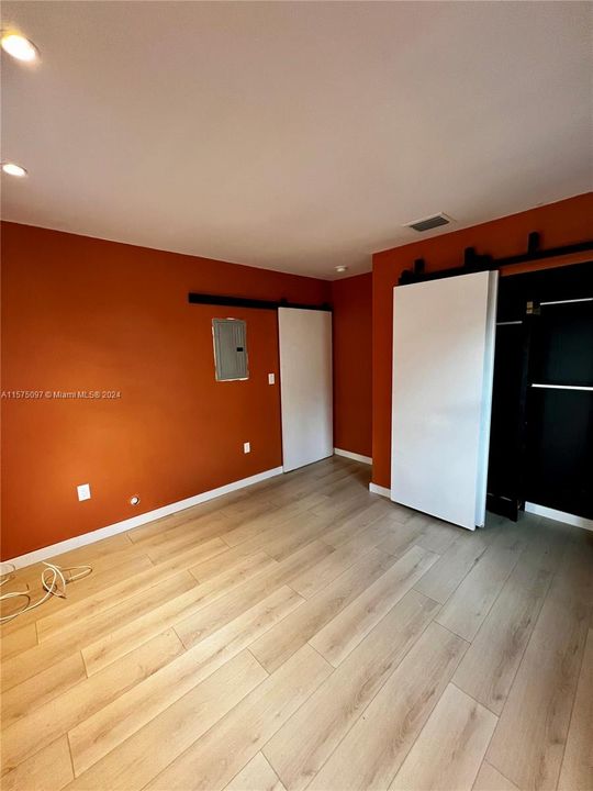 For Rent: $2,300 (1 beds, 1 baths, 560 Square Feet)