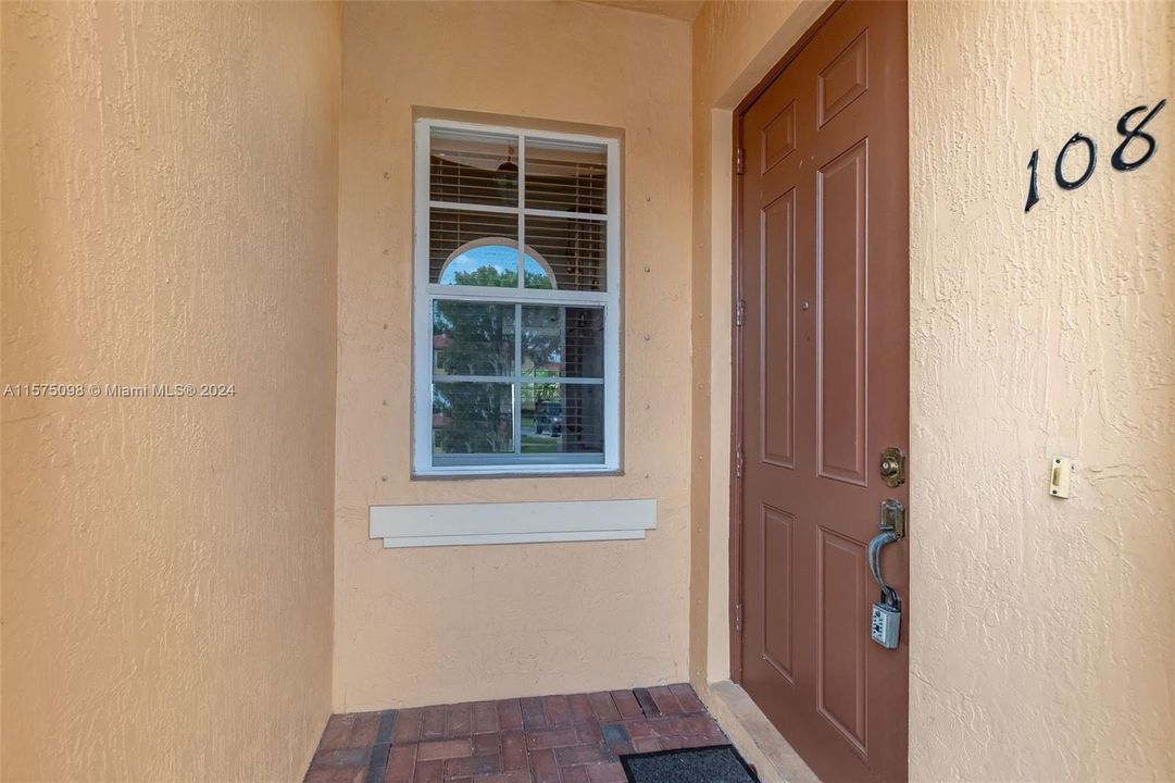 For Rent: $2,350 (3 beds, 2 baths, 1169 Square Feet)