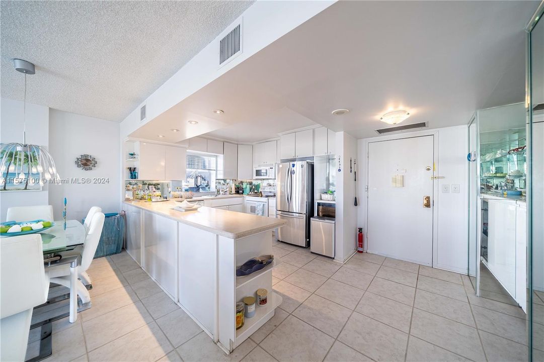 For Sale: $550,000 (2 beds, 2 baths, 1333 Square Feet)