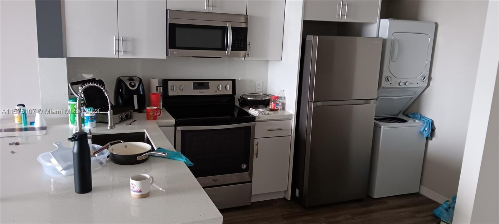 Active With Contract: $2,500 (2 beds, 1 baths, 855 Square Feet)