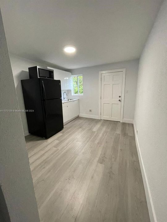 For Rent: $1,350 (1 beds, 1 baths, 300 Square Feet)