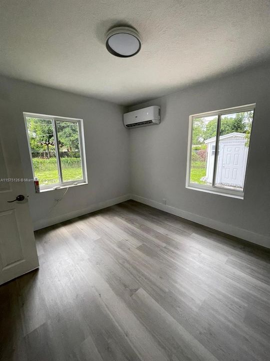 For Rent: $1,350 (1 beds, 1 baths, 300 Square Feet)