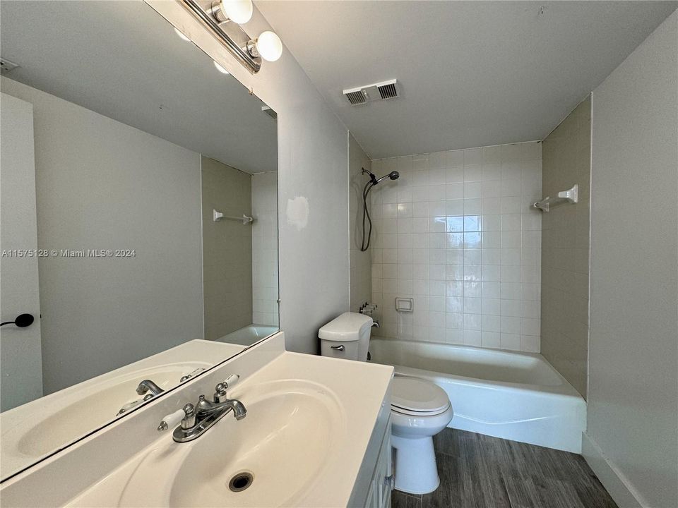 待售: $295,000 (2 贝兹, 2 浴室, 1260 平方英尺)